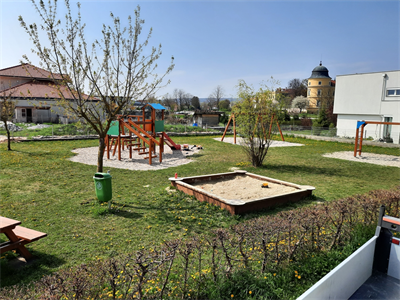 Bild Spielplatz auf einer grünen Wiese